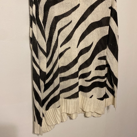 By Design Long Sleeve Zebra Print Tunic Sweater V Neck - Picture 3 of 11